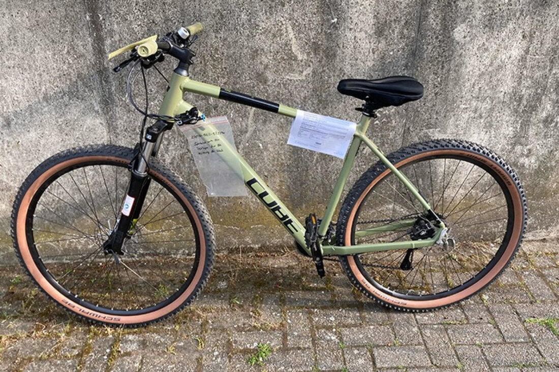 Die Polizei Steinfurt sucht die rechtmäßigen Eigentümer zweier herrenloser Fahrräder. Hinweise bitte an die Wache unter 02551/15-4115.