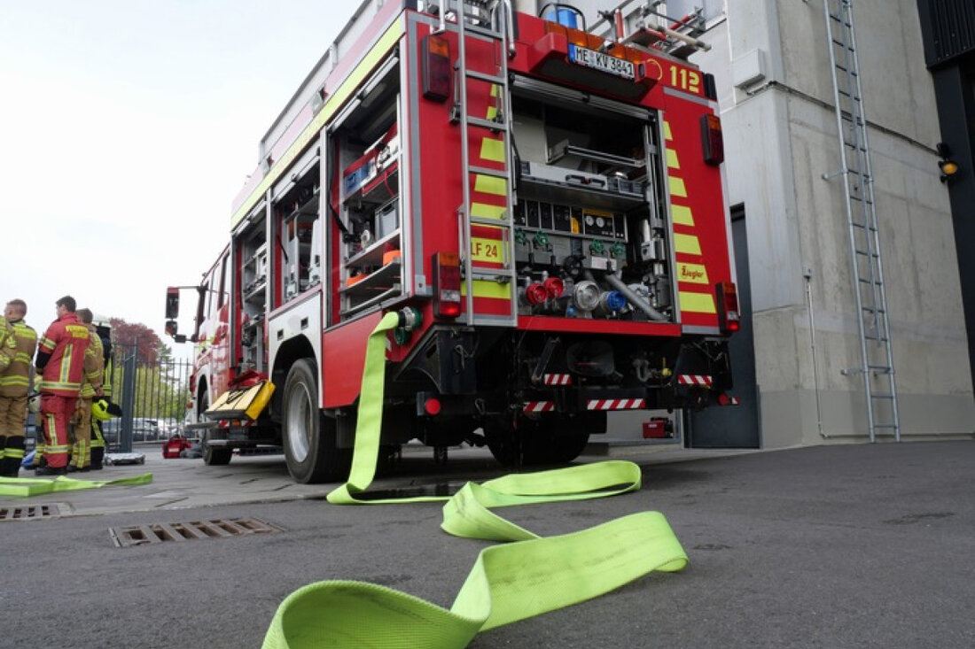 Die Polizei ermittelt nach einem Brand in einem leerstehenden Gebäude in Wülfrath. Hinweise zur Brandstiftung sind willkommen.