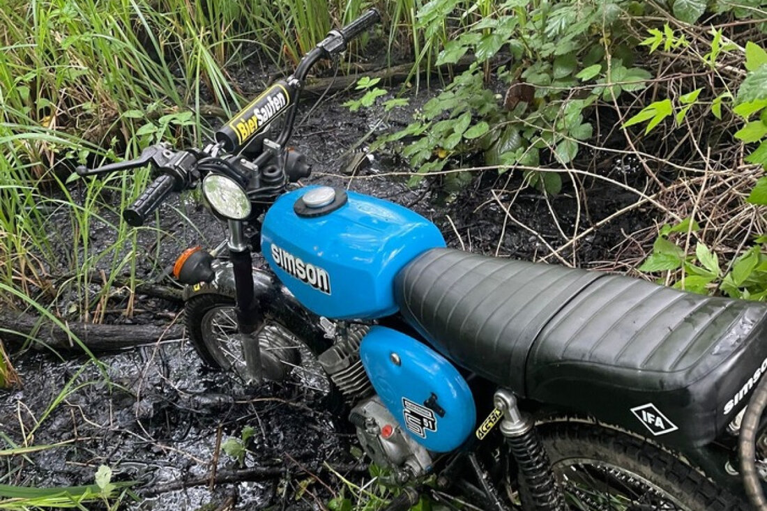 Die Polizei in Boizenburg verfolgte einen flüchtenden Mopedfahrer, der nach einem Sturz in einem Sumpf aufgefunden wurde.