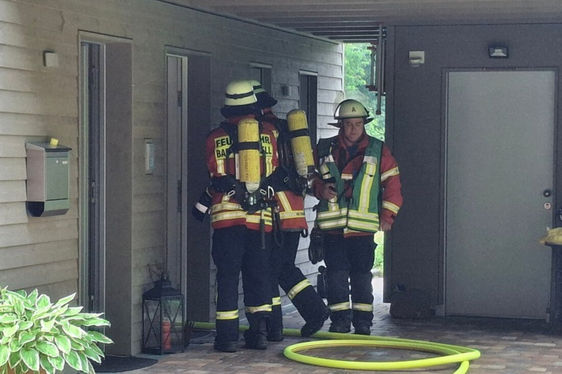 Blitzeinschlag in Unterlengenhardt löst Schwelbrand aus. Feuerwehr rettet Hausbesitzer und löscht Brand im Dachstuhl.