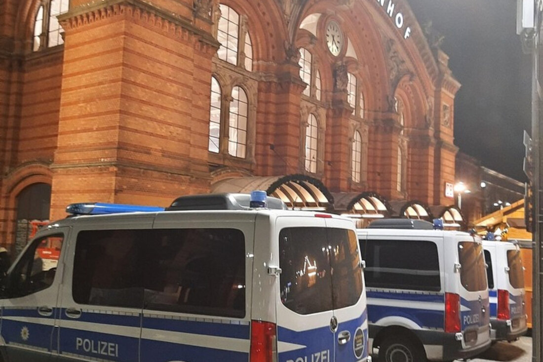 In Bremen kam es zu einem Streit zwischen zwei Männern am Hauptbahnhof, die sich mit Waffen bedrängten. Die Bundespolizei handelte schnell.