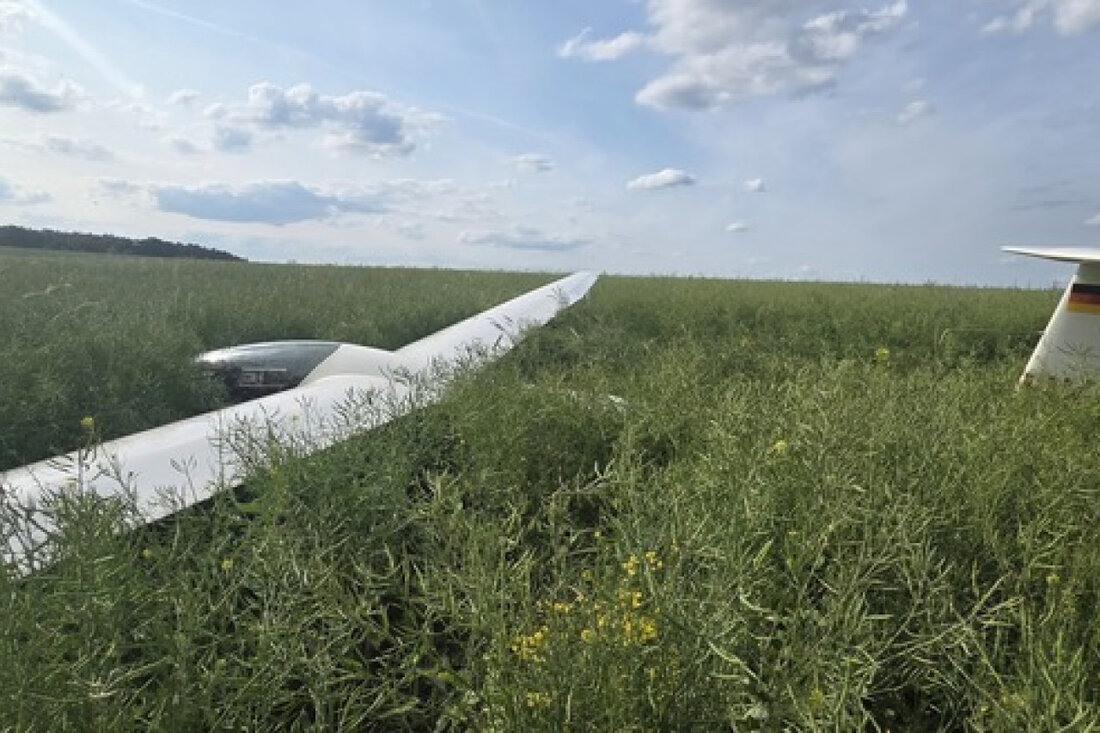 Ein 64-jähriger Pilot landete am Dienstagnachmittag mit seinem Segelflugzeug sicher auf einem Feld bei Ruhner Berge, nachdem ihm die Thermik fehlte. Sein Fluggerät blieb unbeschadet.