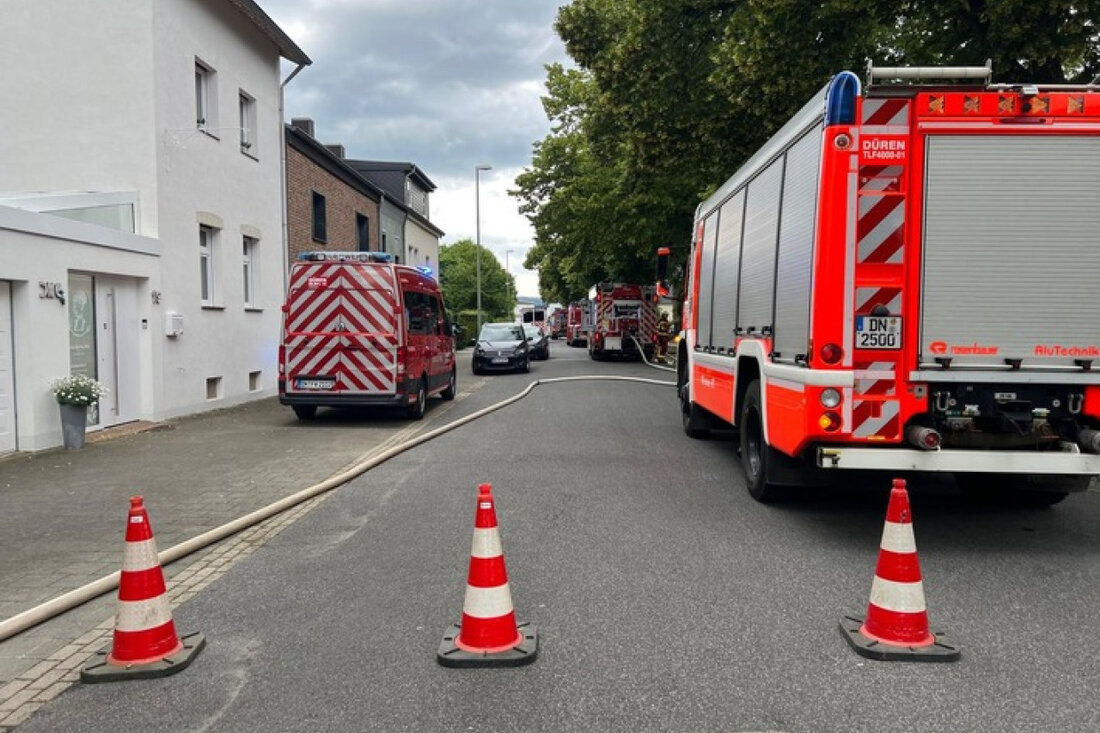 Feuerwehr Düren löschte schnell einen Balkonbrand, der auf das Dach übergriff. Alle Bewohner konnten sicher evakuieren.