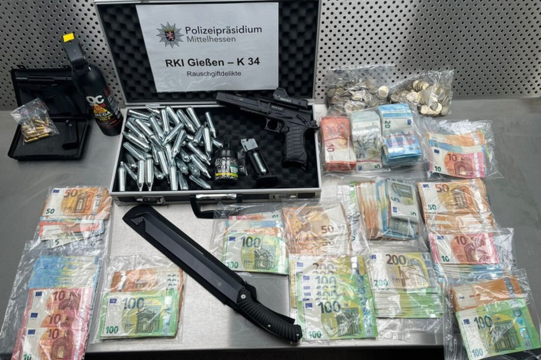 In Gießen kam es zu Durchsuchungen und Festnahmen von fünf Verdächtigen, die im Drogenhandel aktiv waren. Ermittler sicherten Kokain, Waffen und Bargeld.