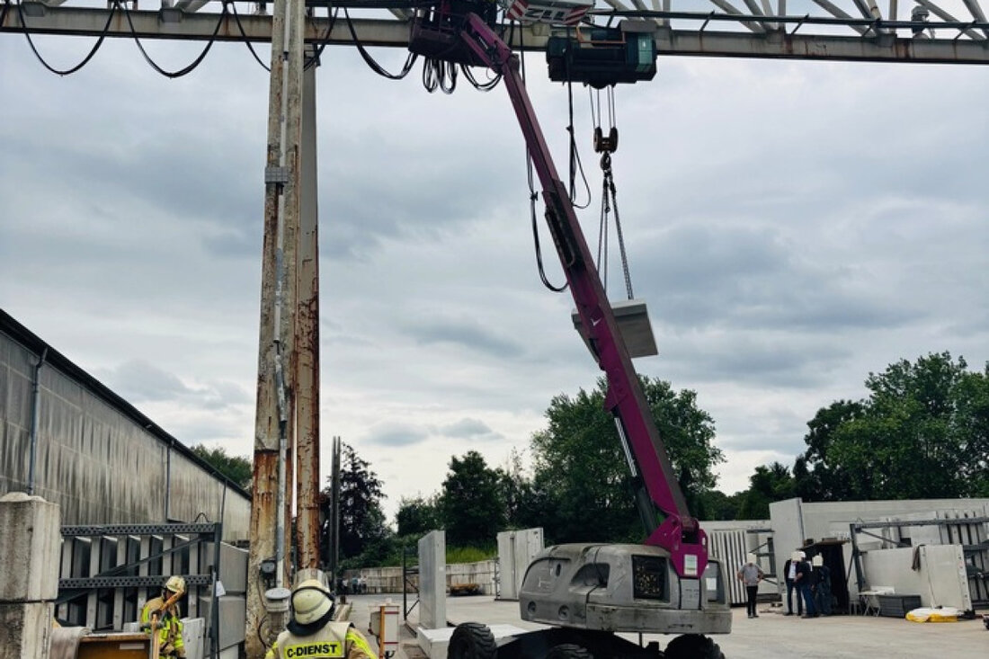 Am 04.06.2025 rettete die Feuerwehr Gladbeck eine eingeklemmte Person aus 12 Meter Höhe in Ellinghorst.