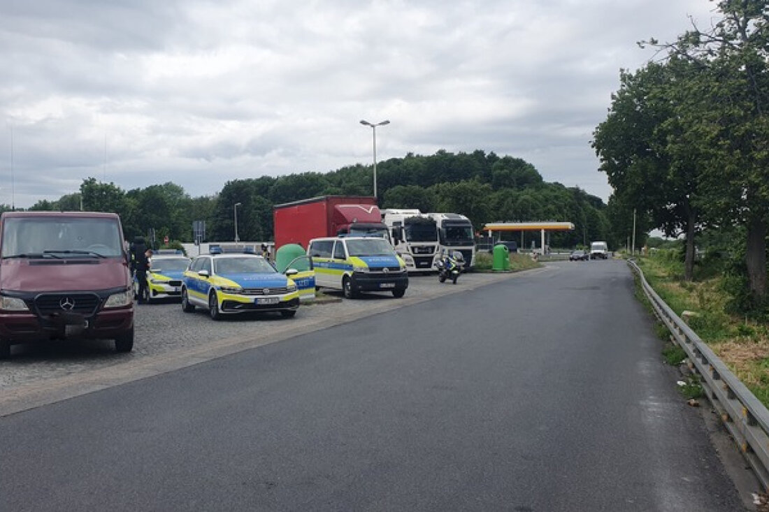 Polizei Hildesheim und Gewerbeaufsichtsamt kontrollieren auf BAB 7 den Güter- und Personenverkehr für mehr Sicherheit.