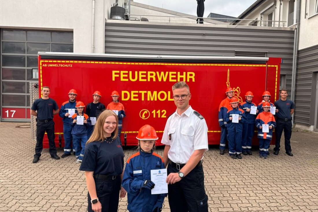 Zehn Jugendliche der Feuerwehr Detmold-Mitte bestehen erfolgreich die Jugendflamme Stufe 1 und zeigen ihr Engagement für die Feuerwehr.