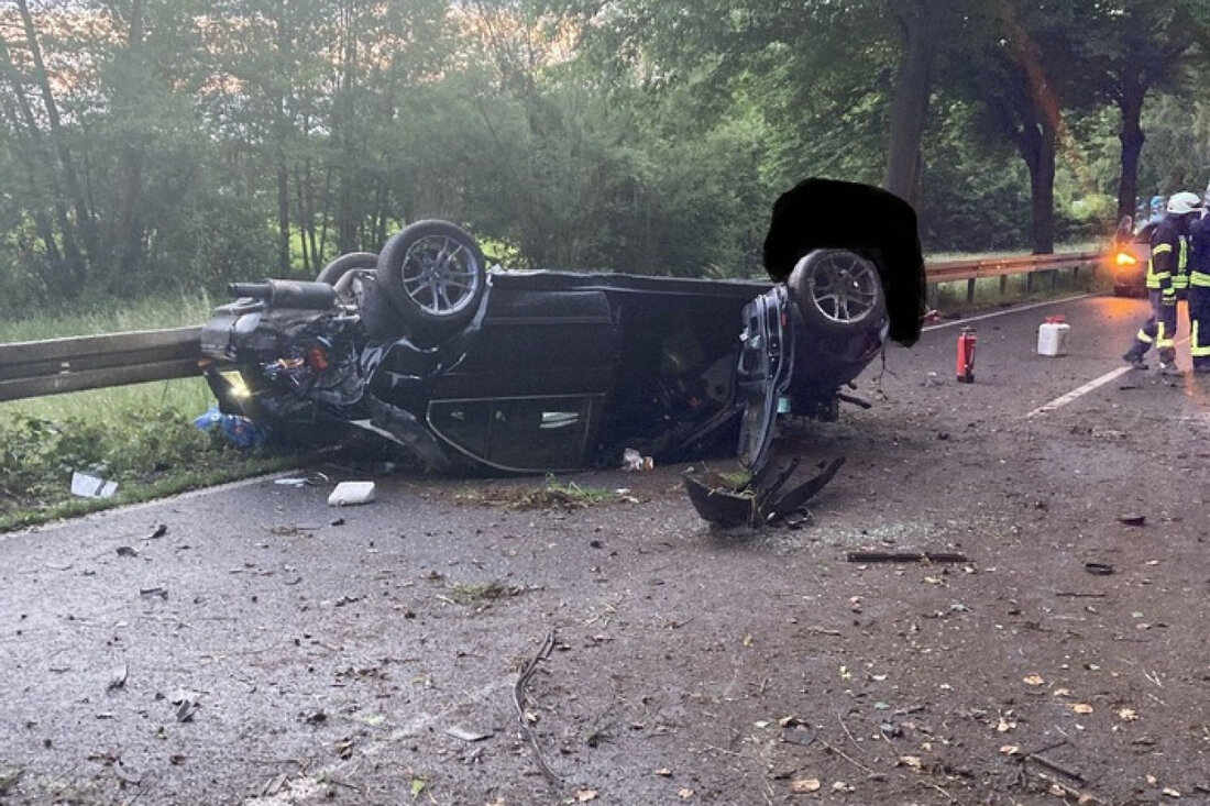 In Neuenstein überschlug sich ein BMW-Fahrer (21) nach riskanter Fahrweise. Verdacht auf Drogen, Fahrer leicht verletzt.