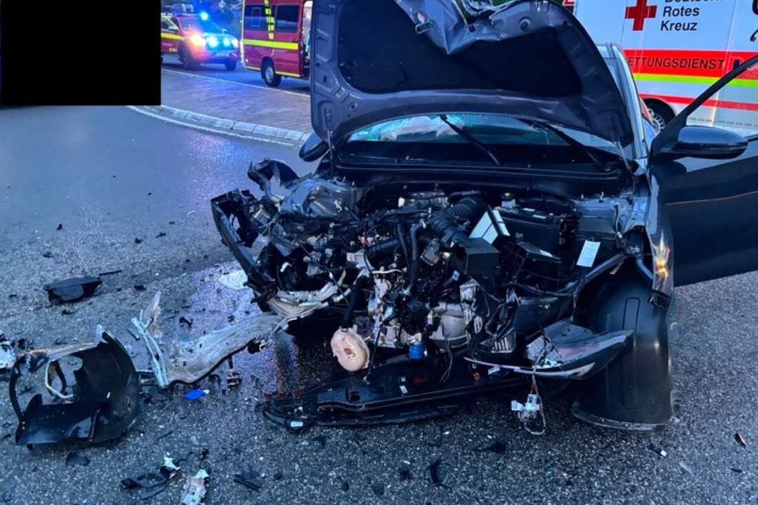 Verkehrsunfall auf der B428, verursacht durch Vorfahrtsverletzung. Vollsperrung und leichte Verletzungen bei beiden Fahrern.