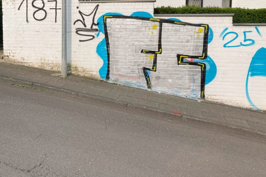 Unbekannte haben in Bensberg in zwei Nächten Farbschmierereien an einer Grundstücksmauer angebracht. Hinweise bitte melden.