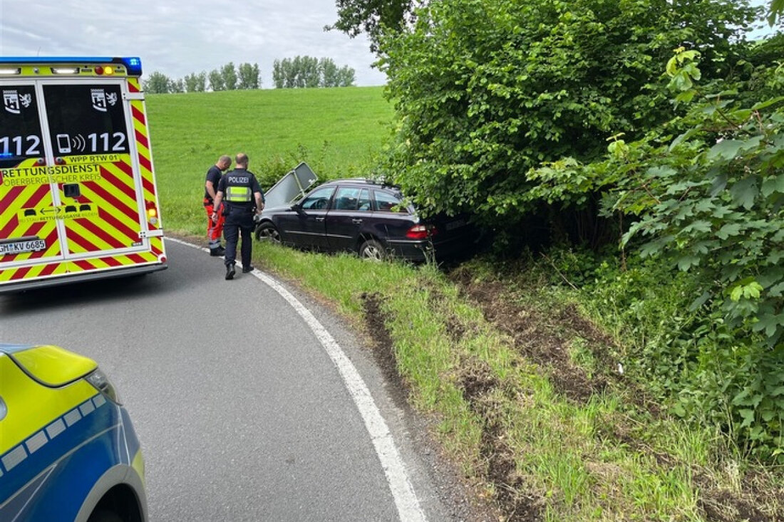 Eine 35-jährige Frau kam in Oberdierdorf von der Straße ab und verletzte sich leicht. Der Mercedes wurde abgeschleppt.