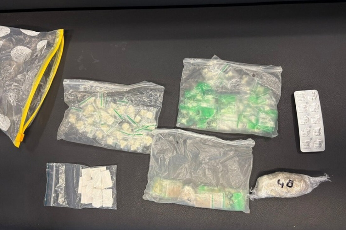 Ein grenzüberschreitendes Einsatzteam von BPOL NRW hat bei Kontrollen in Kerkrade ein professionelles Drogenschmuggelversteck entdeckt und einen 18-jährigen Niederländer festgenommen.