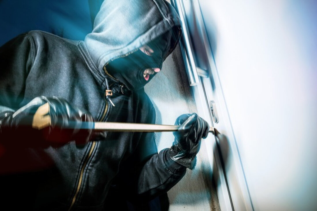 Die Polizei Mettmann berichtet von Einbrüchen in Heiligenhaus und Velbert. Täter nach Diebstählen auf der Flucht – Hinweise erbeten.
