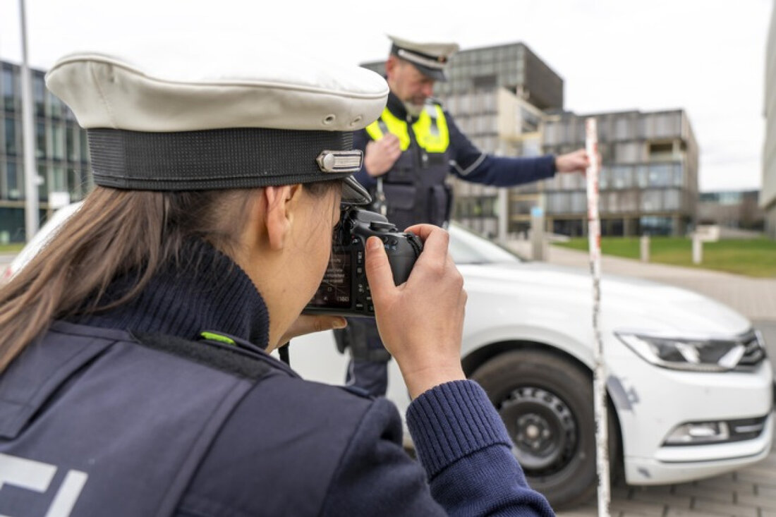Die Polizei Mettmann sucht Hinweise zu Verkehrsunfallfluchten in Langenfeld. Ein orangefarbener Lkw streifte einen Citroen C3.
