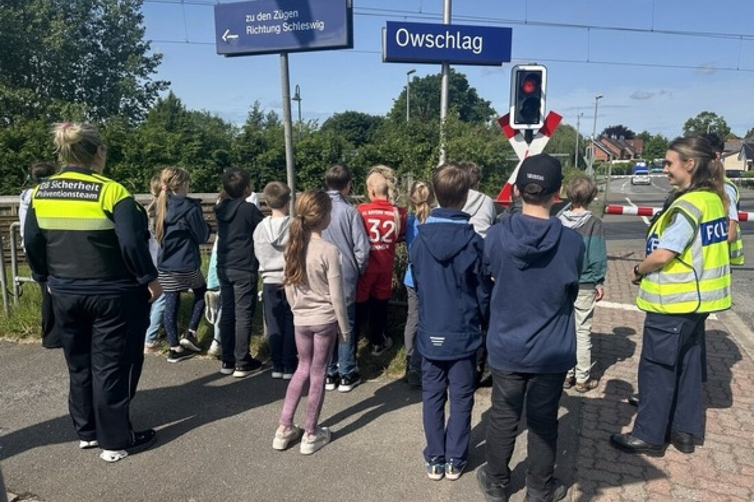Bundespolizei und Deutsche Bahn sensibilisieren Schüler in Owschlag für sicheres Verhalten an Bahnübergängen.
