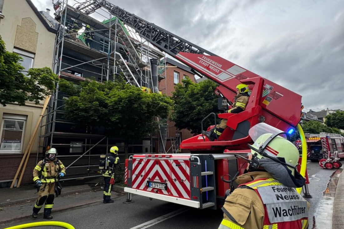 Die Feuerwehr Neuss verhindert mit schnellem Einsatz die Brandausbreitung bei einem Dachstuhlbrand im Dreikönigenviertel.