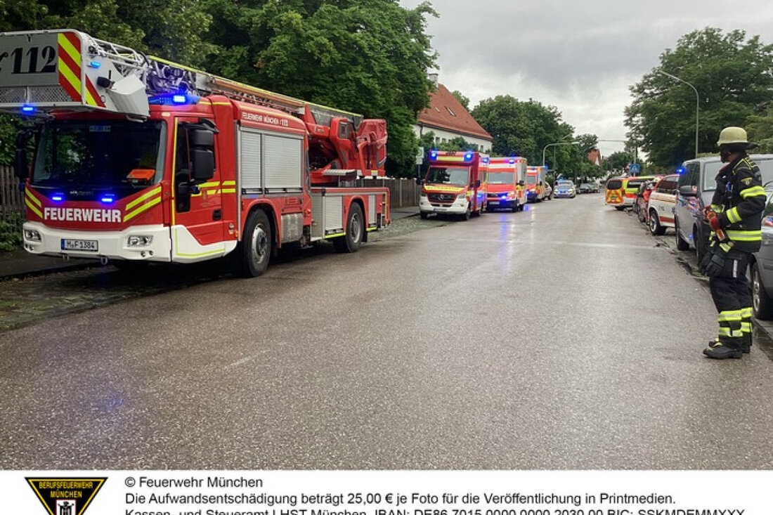 In Allach kam es zu einem Reizgasaustritt in einer Schule, bei dem 17 Schüler verletzt wurden. Feuerwehr und Rettungsdienst standen im Einsatz.