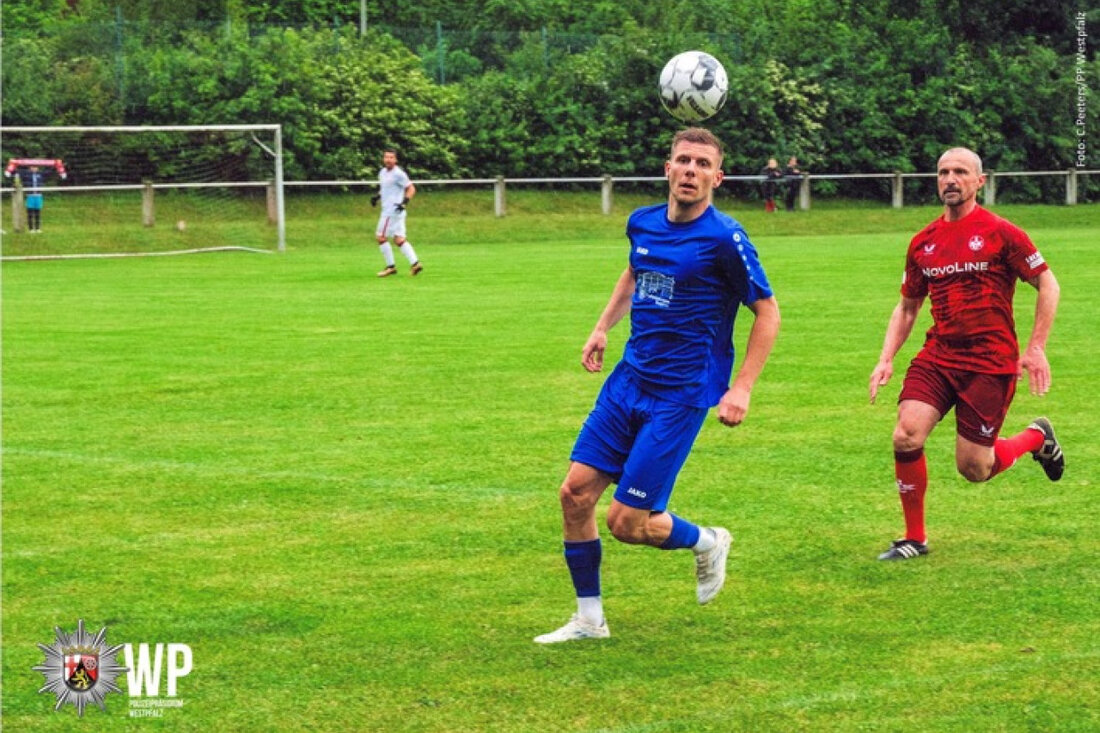 Am 4. Juni trafen die Polizei-Auswahl und die Traditionsmannschaft des FCK beim Benefizspiel in Queidersbach aufeinander.