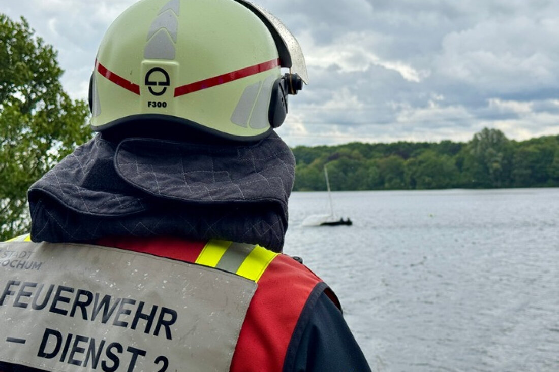 Am Kemnader See kentert ein Segelboot; Feuerwehr rettet zwei Personen. Glücklicherweise keine Verletzten.
