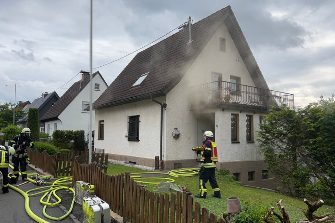 In Grevenbrück kam es zu einem Wohnungsbrand im Erdgeschoss eines Einfamilienhauses. Die Bewohnerin blieb unverletzt.