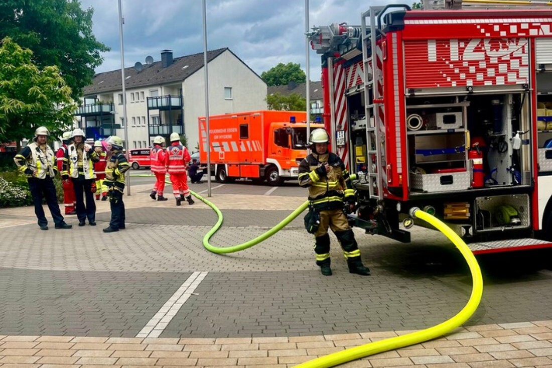 Feuerwehr Essen evakuierte erfolgreich eine Förderschule für Gehörlose nach Brandalarm. Glücklicherweise gab es keine Verletzten.