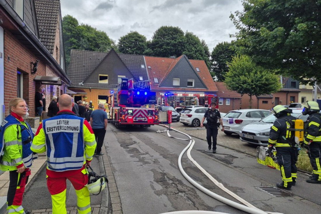 Am Donnerstagabend kam es in Datteln zu einem Wohnungsbrand, bei dem eine Person verletzt wurde. Feuerwehr und Polizei im Einsatz.