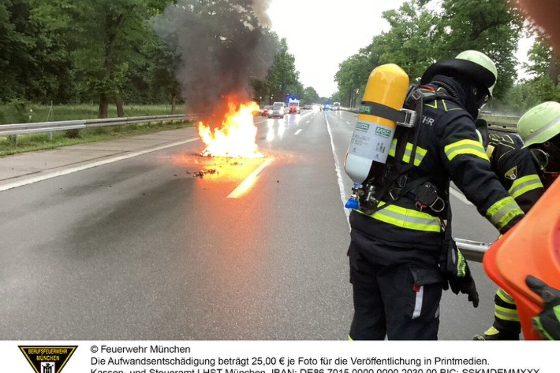 Auf der Autobahn 95 in Forstenried kam es zu einem Motorradunfall mit Feuer. Verkehr wurde stark behindert, Polizei ermittelt.