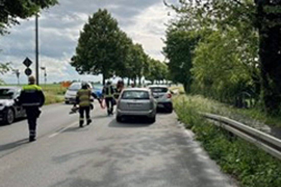 Ein 37-Jähriger wurde am 5. Juni 2025 bei einem Auffahrunfall in Mettmann verletzt und ins Krankenhaus gebracht.