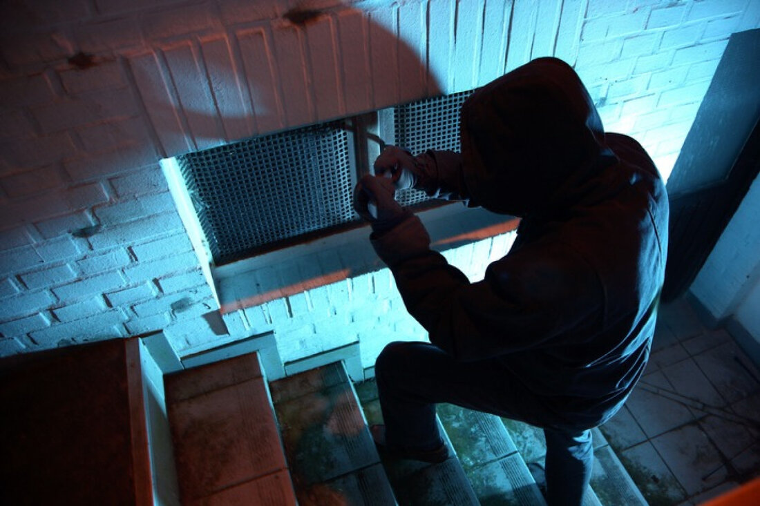 Die Polizei Mettmann berichtet von Einbrüchen in Velbert. Unbekannte Täter drangen in eine Eisdiele ein und entwendeten Wertgegenstände.