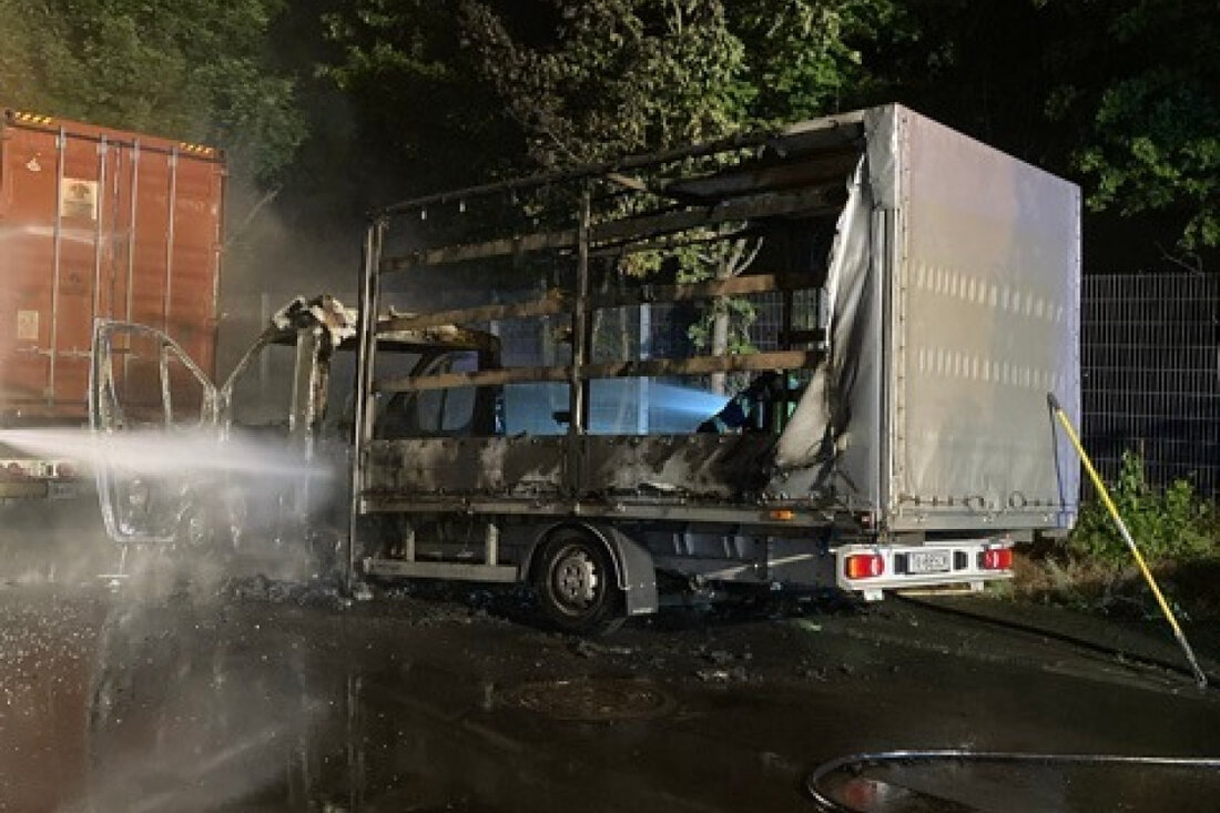 In Dietzenbach geriet ein Lkw aus bisher unbekannter Ursache in Brand. Polizei sucht nach Zeugen.