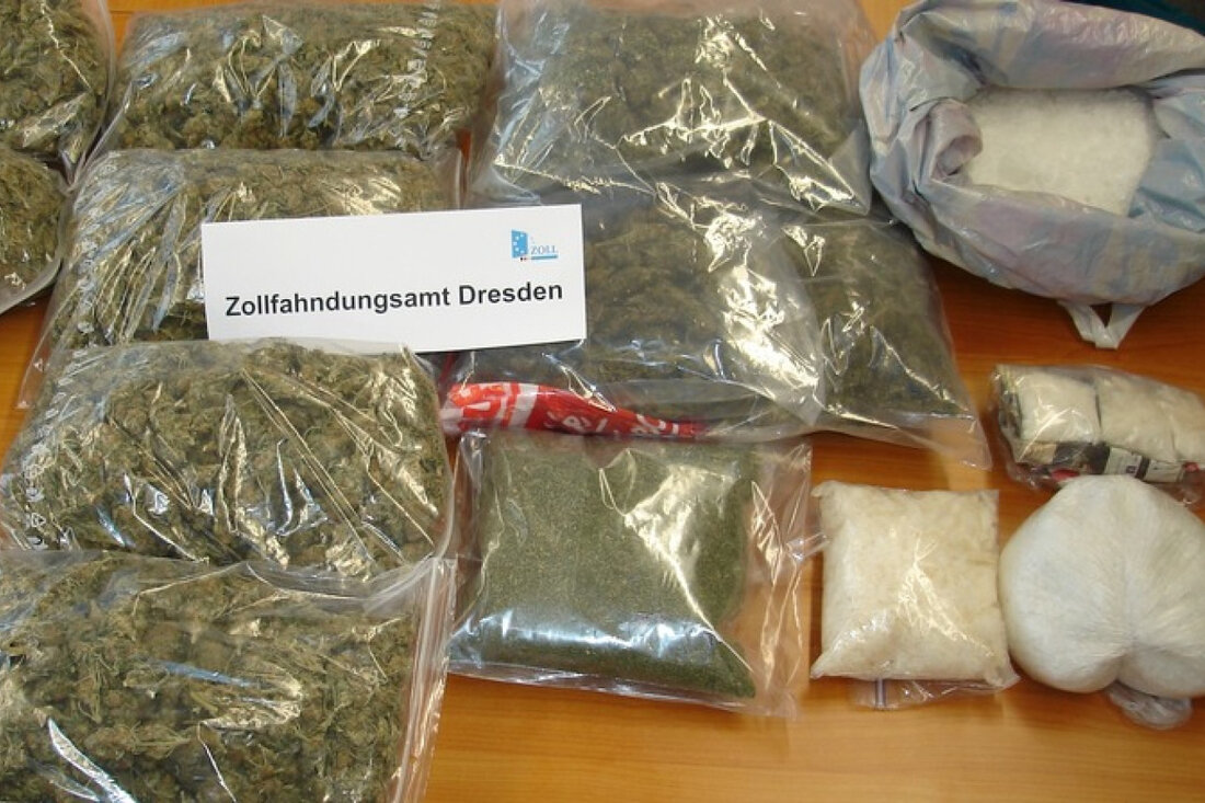 Das Zollfahndungsamt Dresden zieht Bilanz für 2024: 1.869 Ermittlungsverfahren, 3.662 kg Drogen sichergestellt, 13,8 Mio. Euro Steuerschaden aufgedeckt.