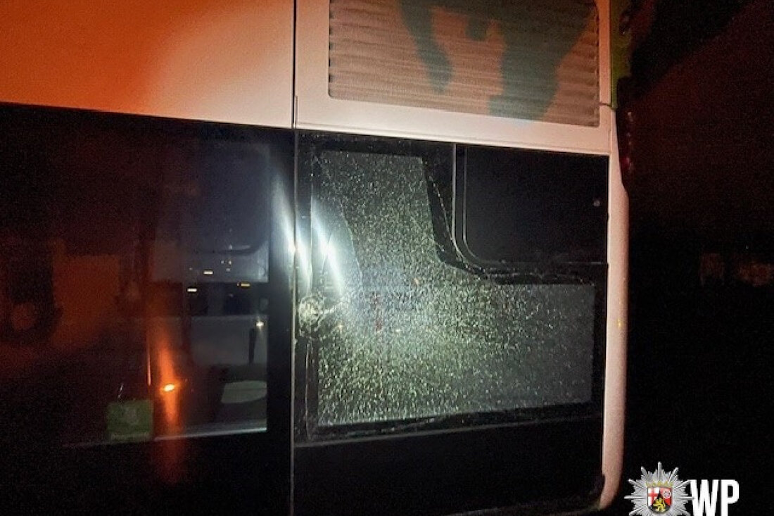 Unbekannte beschädigten am Donnerstagabend in der Bahnhofstraße die Seitenscheibe eines Busses. Hinweise erbeten.