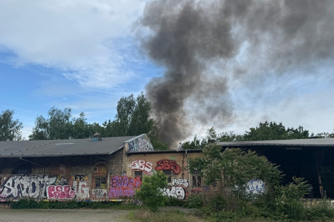 Großeinsatz der Feuerwehr Dresden bei Gebäudebrand auf ehemaligem Bahnhofsgelände am 6. Juni. Rauchentwicklung unter Kontrolle.