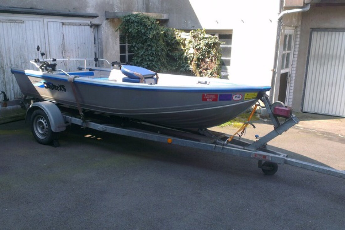 Ein hochwertiges Ruderboot wurde am 20. Mai 2025 in Bosau entwendet. Die Polizei sucht Zeugen zur Aufklärung des Diebstahls.