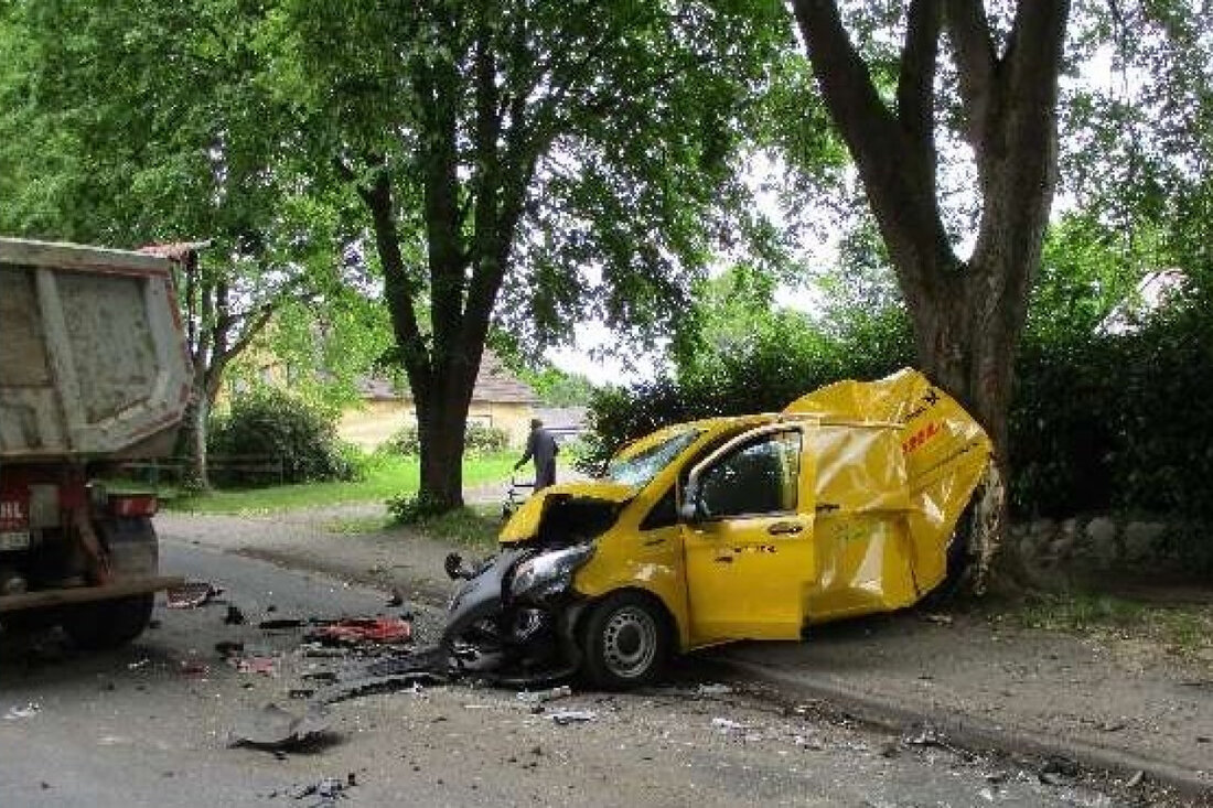 Polizeiinspektion Verden/Osterholz berichtet über einen Verkehrsunfall in Vollersode: Postfahrzeug zerstört, Fahrer verletzt.