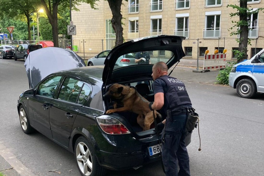 Zivilpolizisten stellten am Ebertplatz einen 22-jährigen Drogendealer mit Cannabis und weiteren Drogen im Fahrzeug. Ermittlungen laufen.