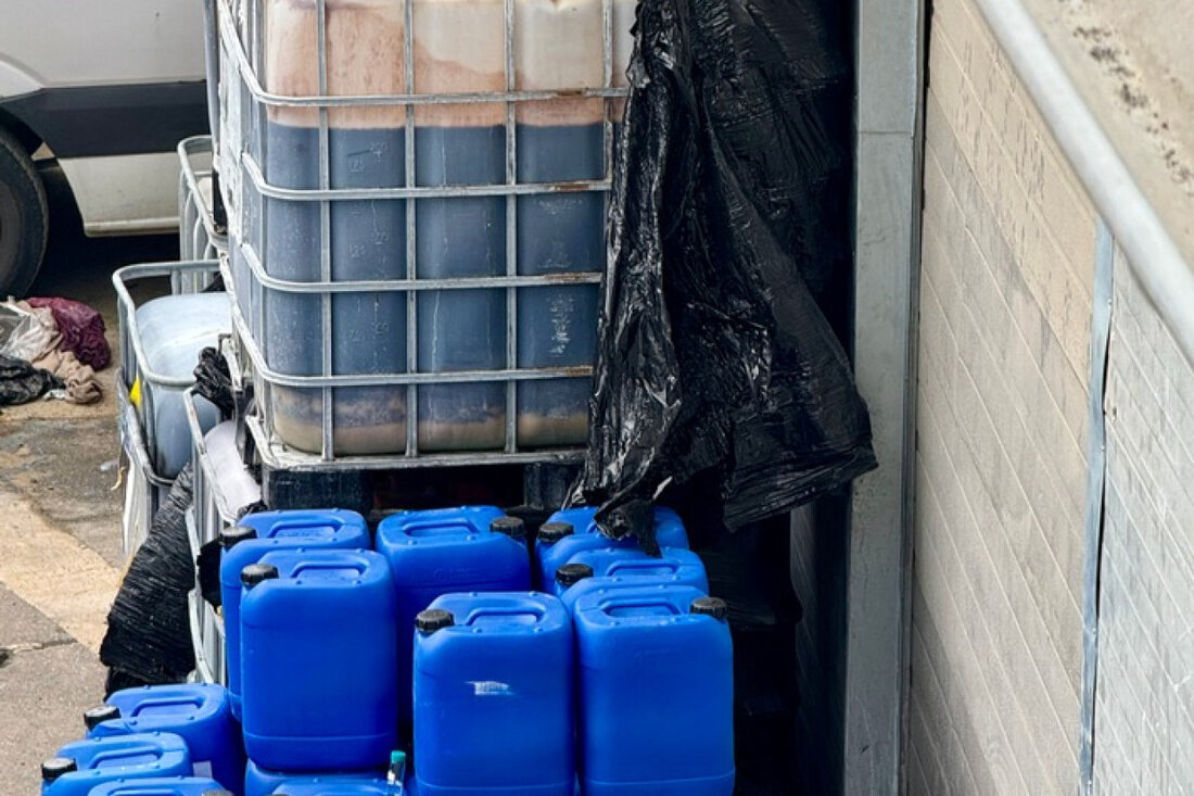 Staatsanwaltschaft Köln und Zollfahndung Essen decken riesiges Amphetaminlabor auf, vier Verdächtige in Haft, Drogen im Millionenwert sichergestellt.