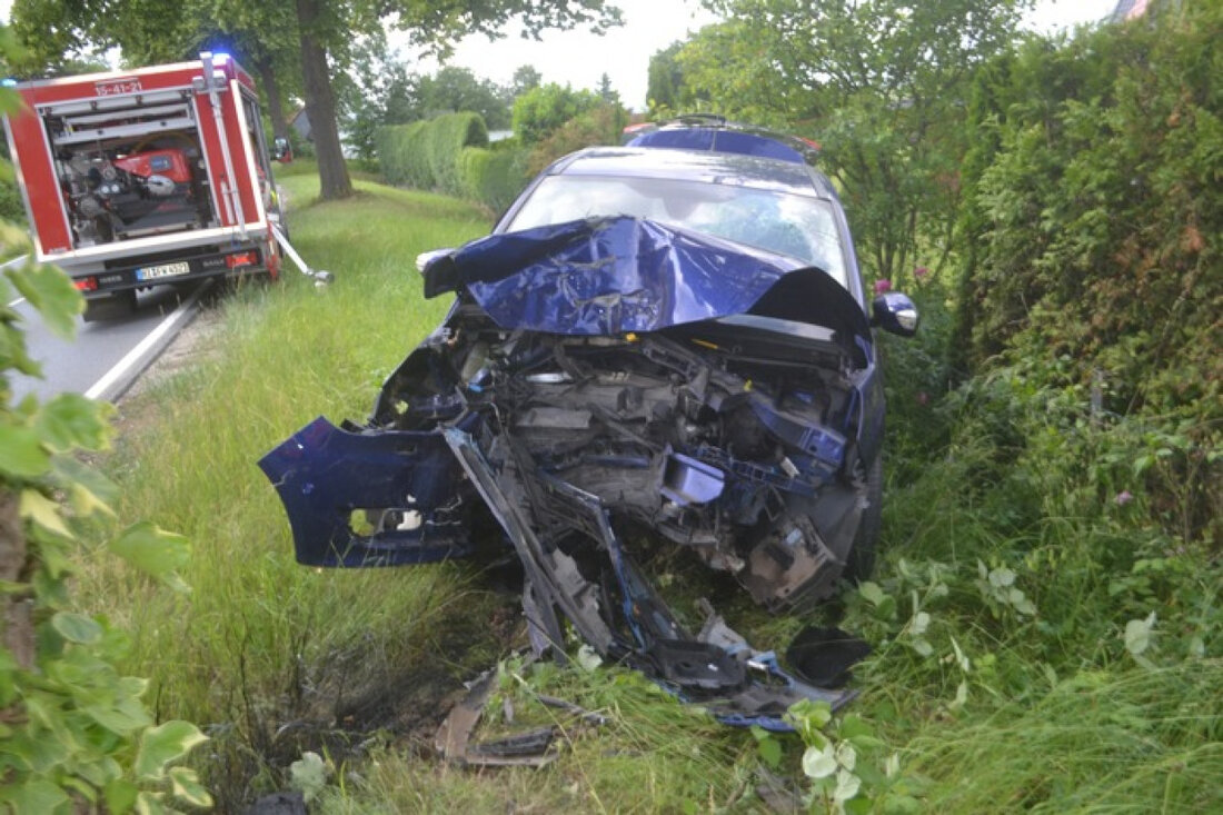 In Wendhausen ereignete sich ein schwerer Baumunfall auf der B6, verletzte Fahrerin und Vollsperrung der Straße. Ermittlungen laufen.