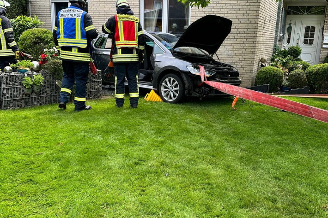 Feuerwehr Schermbeck rettet Person aus PKW nach Unfall in Garten: Fahrzeug kollidierte mit Hauswand, Einsatzkräfte sicherten das Fahrzeug.