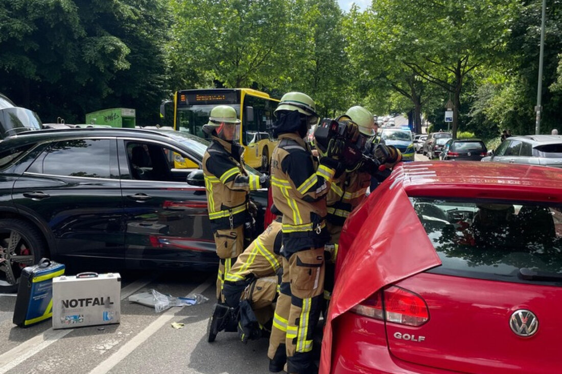 Am Freitagnachmittag rettete die Feuerwehr Essen zwei verletzte Personen nach einem Verkehrsunfall auf der Langemarkstraße.