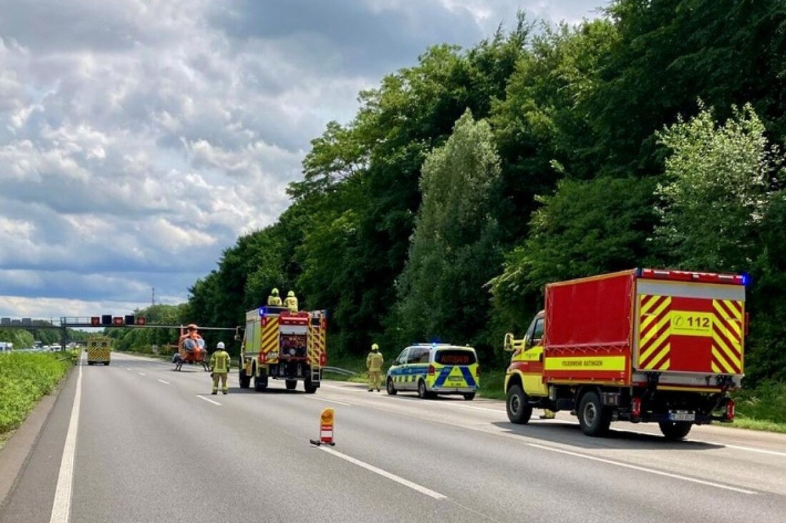 Auf der BAB 3 brannte ein Elektrofahrzeug, der Fahrer erlitt schwere Verletzungen. Feuerwehr Ratingen war im Einsatz.