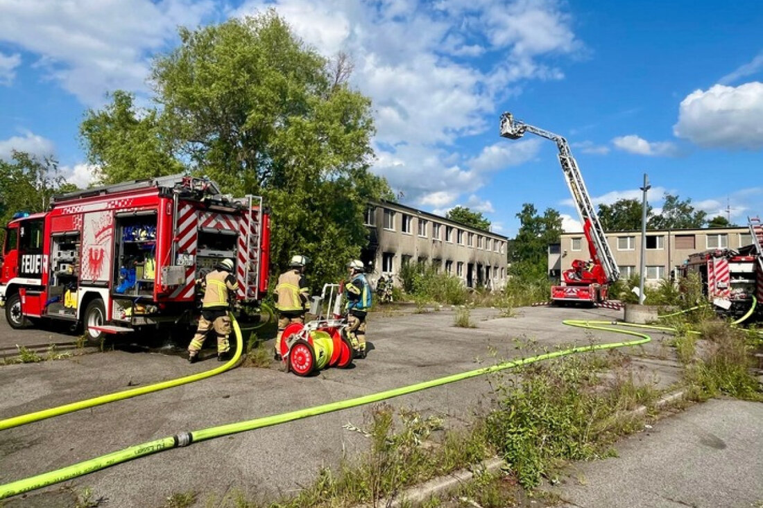 In Essen-Bochold kam es zu einem Brand in einer leerstehenden Asylunterkunft, der starke Rauchentwicklung erzeugte. Polizei ermittelt.