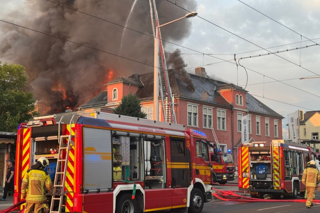 Großbrand in Dresden: Ehemalige Staatsoperette fängt Feuer. Feuerwehr warnt Anwohner, öffentlicher Verkehr betroffen.