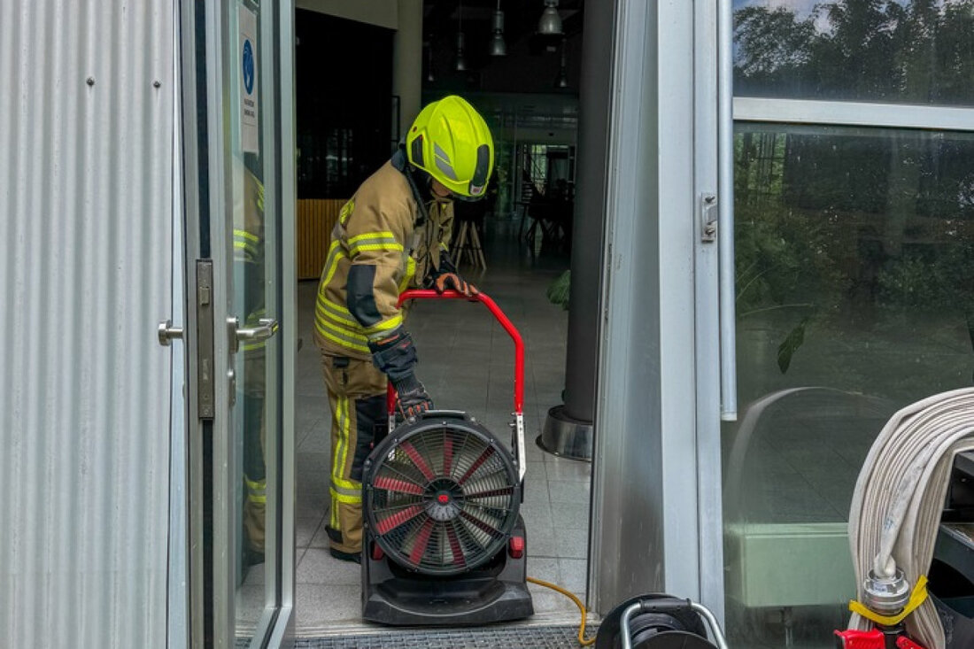 Feuerwehr Detmold alarmiert zu Brandmeldeanlage in Bürokomplex: Geruch festgestellt, Gebäude evakuiert, kein Feuer gefunden.