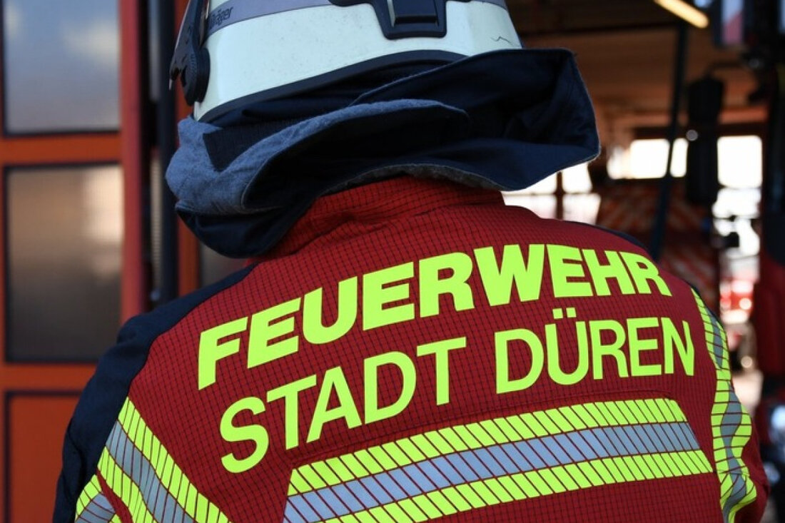 Küchenbrand in Düren: Eine Person verletzt, Wohnung unbewohnbar. Feuerwehr im Einsatz, Brand schnell unter Kontrolle.