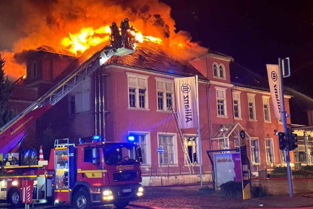 Großbrand auf der Pirnaer Landstraße in Dresden: Feuerwehr im Großeinsatz seit 19:37 Uhr, Löscharbeiten dauern bis in die Morgenstunden.