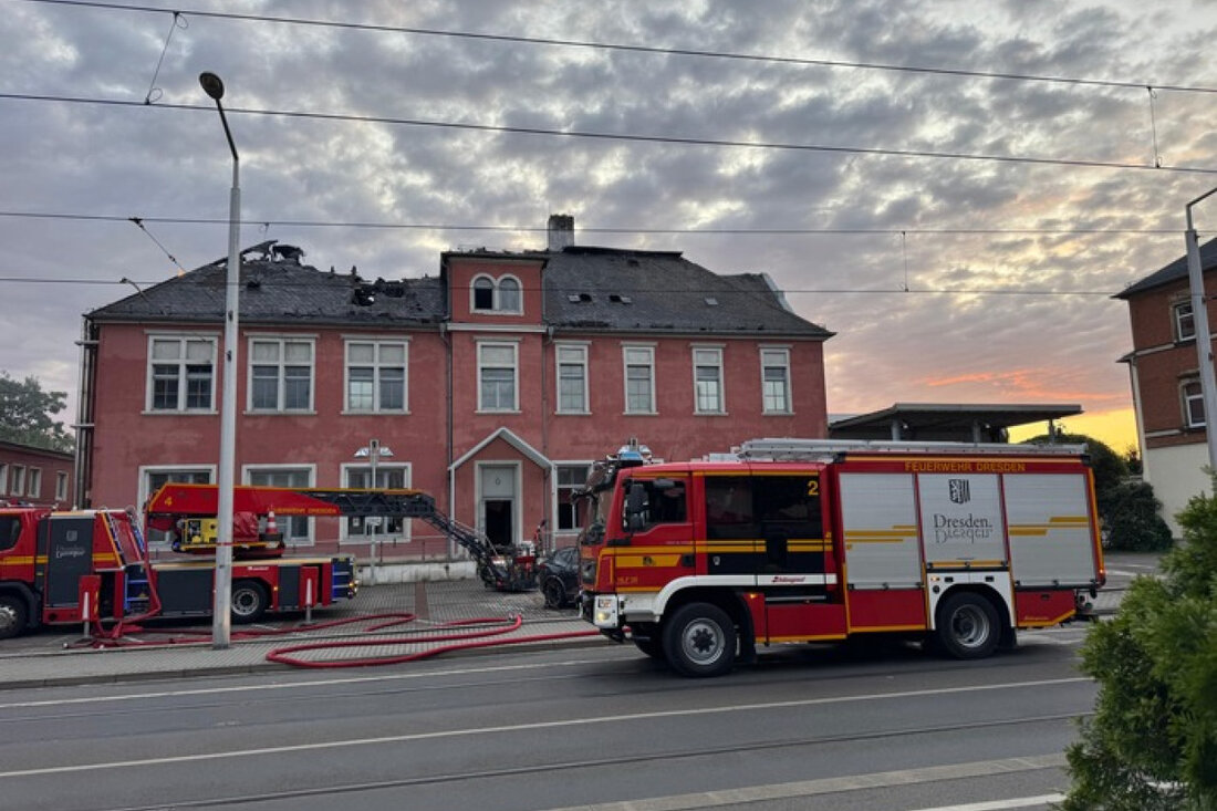 Feuerwehr Dresden kämpft weiter gegen Glutnester nach Brand bei der Staatsoperette. Nachlöscharbeiten dauern an.