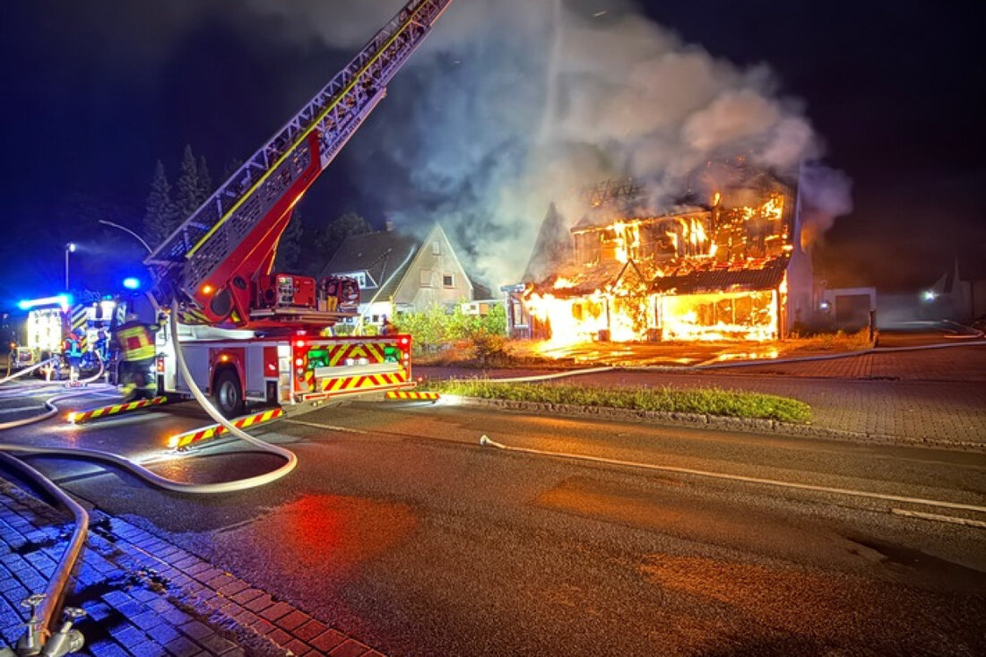 In der Nacht alarmierten Feuerwehren aus der Region den Brand eines leerstehenden Einfamilienhauses in Zeven. Trotz der starken Schäden wurde eine Ausbreitung erfolgreich verhindert.