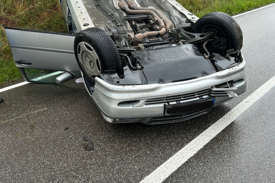 Am 06.06.2025 verlor eine 42-jährige Frau auf der L494 die Kontrolle über ihr Auto, das auf dem Dach landete. Leicht verletzt.