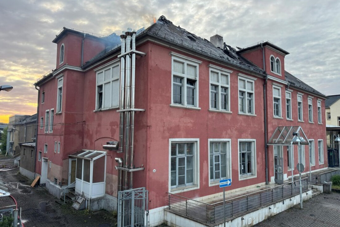 Großbrand in der ehemaligen Staatsoperette Dresden: Feuerwehr erfolgreich im Einsatz, Schutzmaßnahmen ergriffen, keine Verletzten.